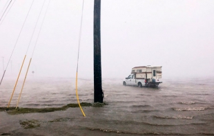 Más de 300 mil personas fuera de sus casas en Houston