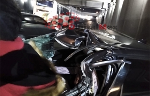 #Toluca: Autobús destroza auto en Alfredo del Mazo
