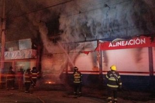 Elementos de Protección Civil y Bomberos de Toluca controlaron un incendio en un establecimiento de venta de llantas ubicado en avenida Calzada al Pacífico.