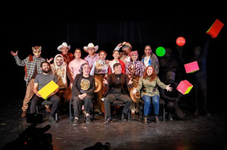 La cartelera incluye comedia, realismo mágico y un espectáculo visual con luz y sonido para toda la familia.