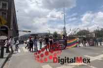 Este viernes, alrededor de 20 personas integrantes de poblaciones trans se manifestaron sobre la avenida Sebastián Lerdo de Tejada, en su cruce con Benito Juárez, en Toluca.
