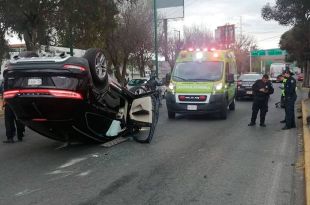 Volcó una camioneta marca Lincoln sobre Pino Suárez