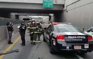 Volcadura de auto en Puerta Tolotzin en #Toluca