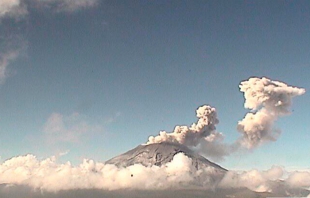 Amanece muy activo el volcán Popocatépetl con dos emisiones de cenizas