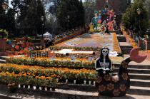 La ofrenda ha sido calificada como un "montaje espectacular" que destaca en el centro del Pueblo Mágico con motivo de las celebraciones del Día de Muertos.