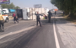 Toluca-Tenango: vuelca camión de basura y se lleva a camioneta de valores