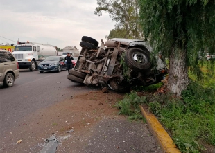 Chofer de pipa de gas muere al chocar contra un árbol en Texcoco