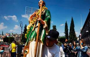 Cientos de personas del Valle de Toluca llegaron a la iglesia de la Santa Veracruz para bendecir sus figuras