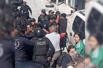 Agreden a policías y actuarios durante diligencia en Toluca.