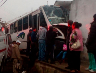 Autobús de pasajeros choca contra una casa, en Tlalmanalco