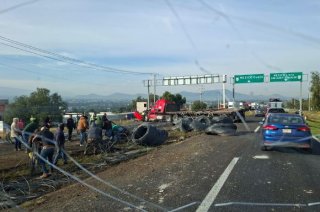 Toneladas de alambrón quedaron esparcidas sobre la autopista México-Tulancingo, tras el accidente de un tractocamión en Axapusco.