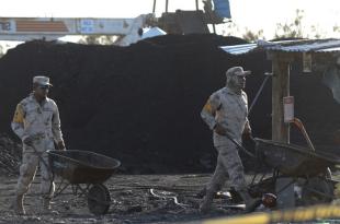 Familiares de los mineros mencionaron que las autoridades les ofrecieron una indemnización, pero se niegan a aceptarla antes del rescate.