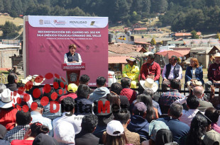 Claro, aquí tienes un pie de foto profesional para la imagen de la gobernadora: Delfina Gómez Álvarez durante el arranque de la reconstrucción del Camino 202 en el kilómetro 34.4 de la carretera México-Toluca, Tenango del Valle.