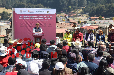 Claro, aquí tienes un pie de foto profesional para la imagen de la gobernadora: Delfina Gómez Álvarez durante el arranque de la reconstrucción del Camino 202 en el kilómetro 34.4 de la carretera México-Toluca, Tenango del Valle.