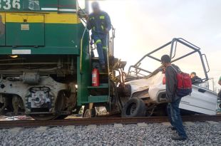 #Video: Tren destroza camioneta de CFE en #Ecatepec
