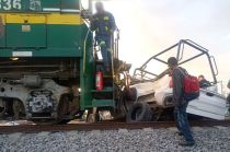 #Video: Tren destroza camioneta de CFE en #Ecatepec