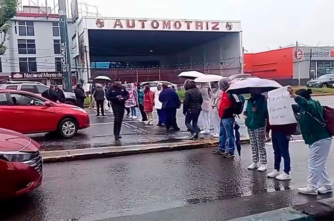 Trabajadores del IMSS bloquean los carriles centrales de Paseo Tollocan, en Toluca, para exigir un aumento salarial y mejores condiciones laborales.