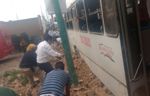 Colapsa barda en Toluca sobre un autobús; hay dos heridos