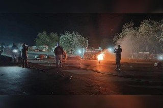 Los inconformes se apostaron en en kilómetro 98, con el objetivo de impedir el paso de los reactores de Petróleos Mexicanos (Pemex) que van hacia la Refinería Miguel Hidalgo.