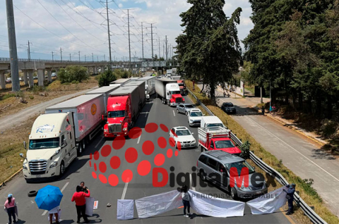 Aunque los automovilistas lograron pasar sobre las piedras colocadas, la circulación se ve afectada