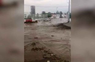 Vecinos de la comunidad de San Martín Cuautlalpan fueron testigos de la fuerza de la corriente de agua.