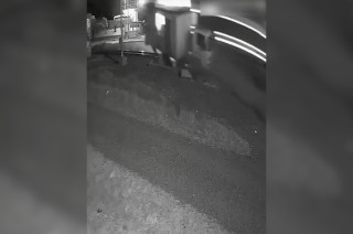 El tren impactó y arrastró varios metros al camión que transportaba cajas de huevo sobre la carretera Pátzcuaro-Quiroga.