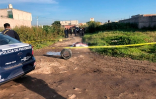 Dejan cuerpo encobijado en camino de terracería de  Tecámac