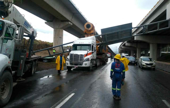 Desplome de señalamiento y lluvia provocan caos en la México-Toluca