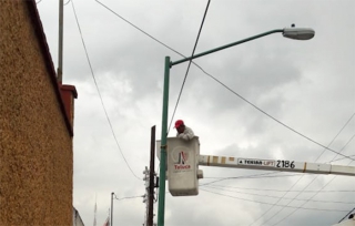 Continúan en Toluca obras de mantenimiento de alumbrado público