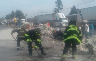 Auxilian bomberos en volcadura de tráiler en la Toluca-Atlacomulco