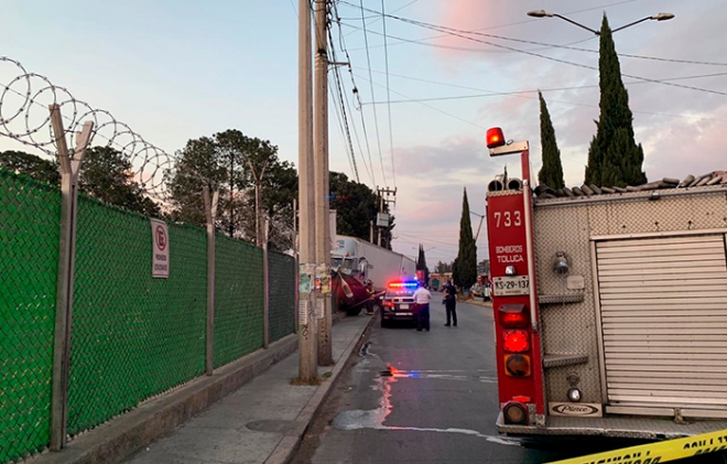 Otro tráiler accidentado en la zona de Pilares en Toluca