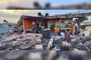 Una explosión por acumulación de gas dejó graves daños en una vivienda de la colonia Granjas Valle de Guadalupe.