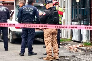 Vecinos de la unidad habitacional FOVISSSTE alertaron sobre un Nissan Tsuru aparentemente abandonado; policías encontraron dos cuerpos en la cajuela.