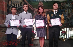 Entrega alcalde de Toluca premios municipales del deporte