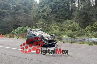 El vehículo involucrado fue un Volkswagen Passat que quedó completamente invertido sobre la carpeta asfáltica.