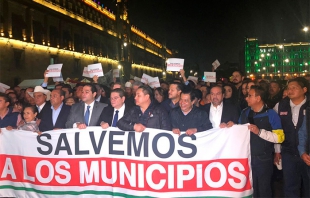 Más de 300 alcaldes del país protestan en Palacio Nacional; buscan a #AMLO