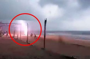 #Video: ¡Brutal! Cae rayo y mata a 2 personas, en playa de Michoacán
