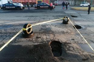 Fue reportado un gran hoyo formado en sentido hacia la avenida López Portillo, por lo que fue abanderado el tramo.