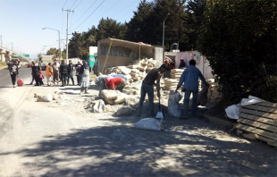 Vuelca camión con cemento en Toluca