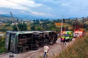 Volcadura de autobús en Jocotitlán de un muerto y varios heridos