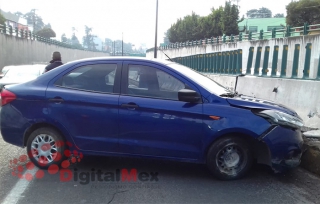 Choca contra muro de contención en Toluca; abandona su auto