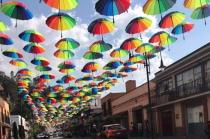 El ayuntamiento de Metepec adornó con cientos de sombrillas de colores calles principales del centro.