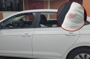 Vehículo oficial del gobierno de Tecámac presenta daños tras el ataque armado contra una colaboradora municipal