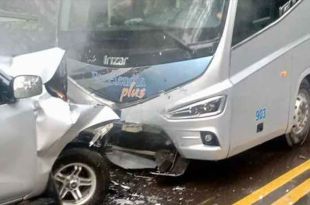 Fuentes policiacas señalaron que el conductor de la camioneta se quedó dormido.