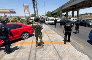Elementos de la policía municipal y fuerzas federales durante operativos conjuntos