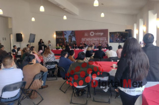 Omar Guillermo Sánchez Velázquez, presidente municipal de Calimaya, y representantes de CANIRAC en la mesa del presidium