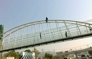 #Ecatepec: Casi se arroja desde lo alto de un puente sobre la México-Pachuca