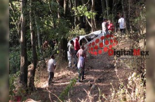 La víctima viajaba a bordo de un vehículo Chevrolet tipo Chevy, color blanco, cuando, por razones aún no esclarecidas, perdió el control y cayó a una barranca.