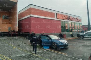 Elementos de Seguridad Pública acordonaron la zona donde un hombre fue asesinado a balazos a bordo de un Volkswagen Jetta.