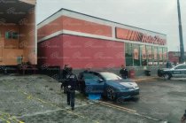Elementos de Seguridad Pública acordonaron la zona donde un hombre fue asesinado a balazos a bordo de un Volkswagen Jetta.